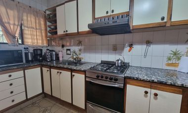 Casa 4 amb, Cocheras, Quincho, Pileta, lote de 853 m²