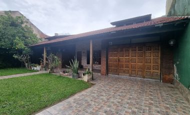 Casa 4 amb, Cocheras, Quincho, Pileta, lote de 853 m²