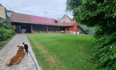 Casa 4 amb, Cocheras, Quincho, Pileta, lote de 853 m²