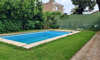 Casa 4 amb, Cocheras, Quincho, Pileta, lote de 853 m²
