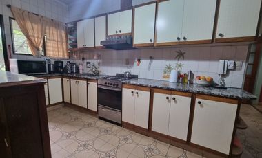 Casa 4 amb, Cocheras, Quincho, Pileta, lote de 853 m²