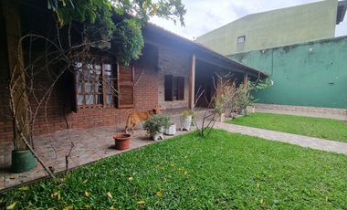 Casa 4 amb, Cocheras, Quincho, Pileta, lote de 853 m²