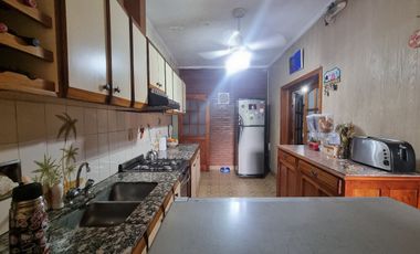 Casa 4 amb, Cocheras, Quincho, Pileta, lote de 853 m²