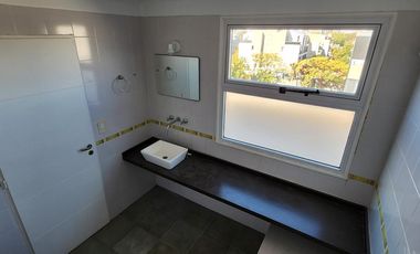 Muy buen depto en duplex LA LUCILA 4 ambientes con cochera Debenedetti y Rawson