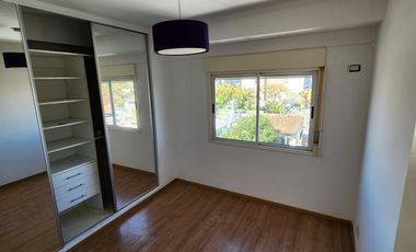 Muy buen depto en duplex LA LUCILA 4 ambientes con cochera Debenedetti y Rawson