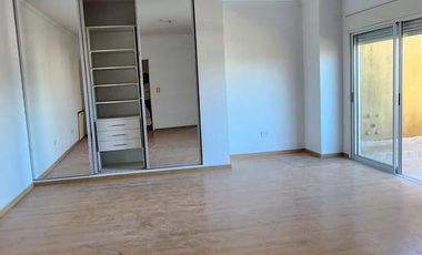 Muy buen depto en duplex LA LUCILA 4 ambientes con cochera Debenedetti y Rawson
