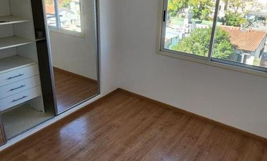 Muy buen depto en duplex LA LUCILA 4 ambientes con cochera Debenedetti y Rawson