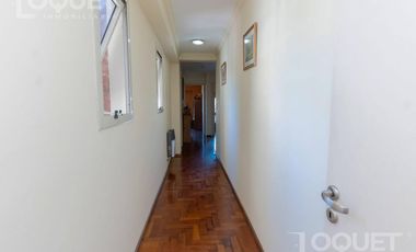 Semipiso de 3 dormitorios y cochera sobre Boulevard Gálvez