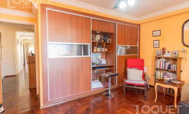 Semipiso de 3 dormitorios y cochera sobre Boulevard Gálvez