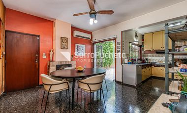 Venta Casa 6 ambientes con parque y piscina en Ramos Mejía Sur.