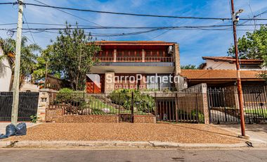 Venta Casa 6 ambientes con parque y piscina en Ramos Mejía Sur.