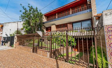 Venta Casa 6 ambientes con parque y piscina en Ramos Mejía Sur.