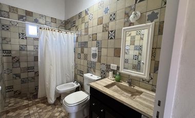 Casa con Depto y piscina Barrio San Juan I
