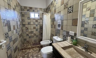 Casa con Depto y piscina Barrio San Juan I