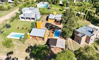 Casa con Depto y piscina Barrio San Juan I