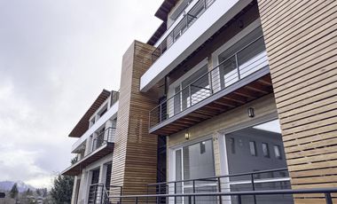 VENTA Departamento 42,15m2 deck   cochera El mercado Villa la Angostura