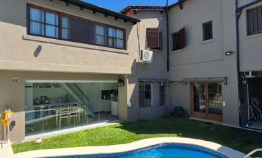 Casa en Acas.-B.Parque Aguirre