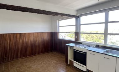Semipiso de 4 ambientes con cochera; vista al río.