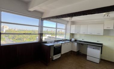 Semipiso de 4 ambientes con cochera; vista al río.