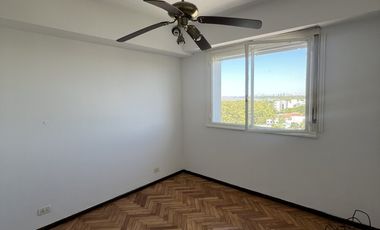 Semipiso de 4 ambientes con cochera; vista al río.