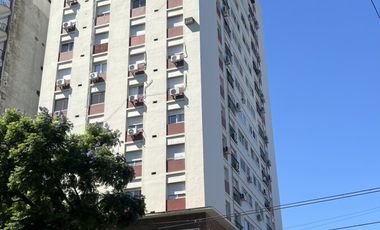Semipiso de 4 ambientes con cochera; vista al río.
