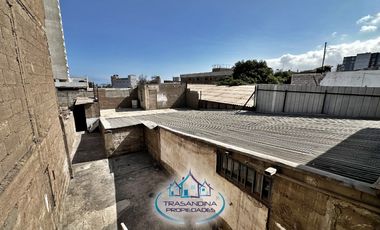 CASA Habitacional con 2 Locales Comerciales – Zona Central