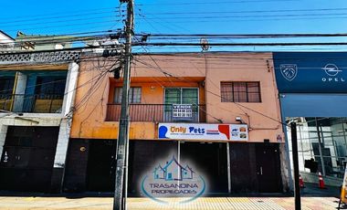 CASA Habitacional con 2 Locales Comerciales – Zona Central