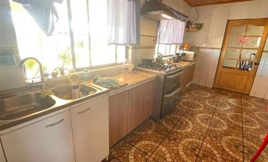 CASA EN VENTA DE 5 DORM. EN MAULE