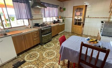 CASA EN VENTA DE 5 DORM. EN MAULE