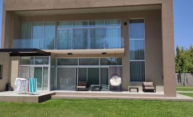 IMPORTANTE CASA CONSTRUIDA SOBRE TERRENO DE 2.000 M2
