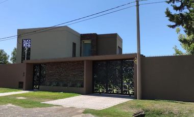 IMPORTANTE CASA CONSTRUIDA SOBRE TERRENO DE 2.000 M2
