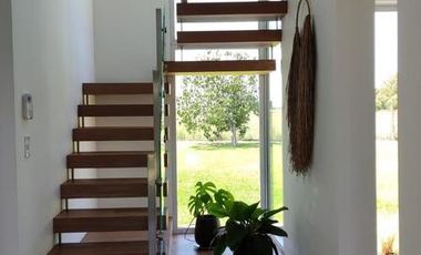 IMPORTANTE CASA CONSTRUIDA SOBRE TERRENO DE 2.000 M2