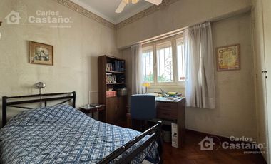 Chalet Sobre Lote de 10x27,5m con Fondo, Garaje, Ideal Refacción