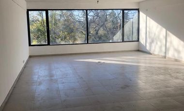 Oficina muy luminosa en segundo piso entre Sucre y Acceso Tigre