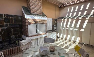 Casa en venta a metros de Bv. Pellegrini. 3 Dormitorios + Cochera