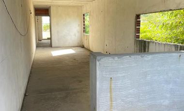 Terreno con construcción a terminar en Banfield Oeste