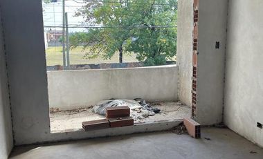 Terreno con construcción a terminar en Banfield Oeste