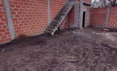 Terreno con construcción a terminar en Banfield Oeste
