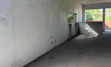 Terreno con construcción a terminar en Banfield Oeste