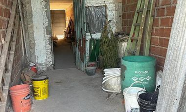 Terreno con construcción a terminar en Banfield Oeste