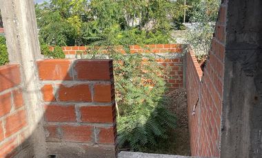 Terreno con construcción a terminar en Banfield Oeste