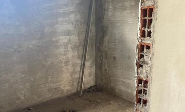 Terreno con construcción a terminar en Banfield Oeste