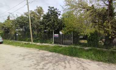 Casa en esquina con amplio lote