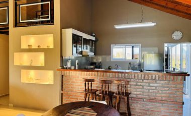 Casa con Pileta zona Artalaz