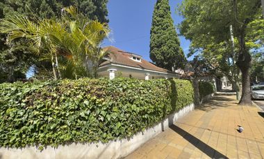 CASA VENTA VICENTE LÓPEZ 5 AMBIENTES JARDIN