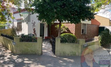 Casa en esquina! Propiedad reciclada con planos