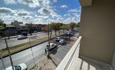 Departamento de cuatro ambientes en Venta en Sarandi
