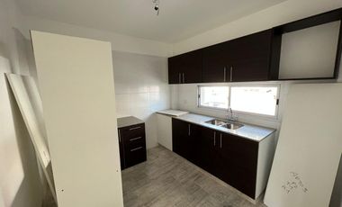 Departamento de cuatro ambientes en Venta en Sarandi
