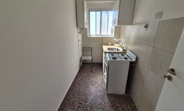 Dpto de 2 ambientes en 3er Piso p/escalera completamente reciclado a nuevo.