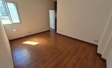 Dpto de 2 ambientes en 3er Piso p/escalera completamente reciclado a nuevo.